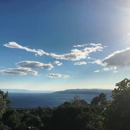 Luxury Nikolina Sea&city View Apartment