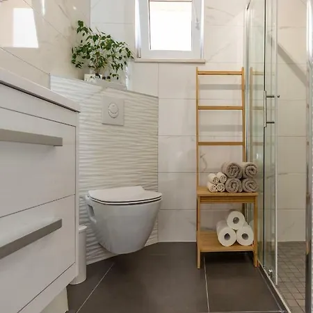 Luxury Nikolina Sea&city View Apartment