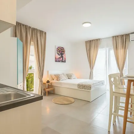 Luxury Nikolina Sea&city View Apartment