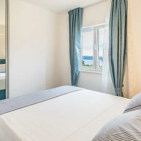 Luxury Nikolina Sea&city View Apartment