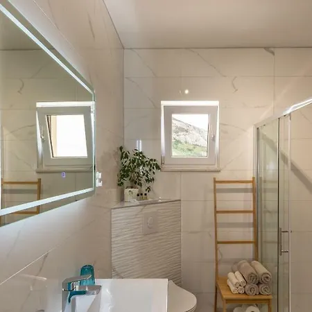 Luxury Nikolina Sea&city View Apartment