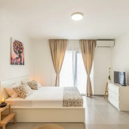 Luxury Nikolina Sea&city View Apartment