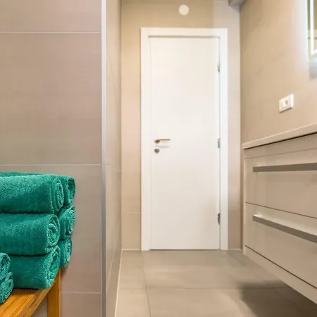 Luxury Nikolina Sea&city View Apartment *